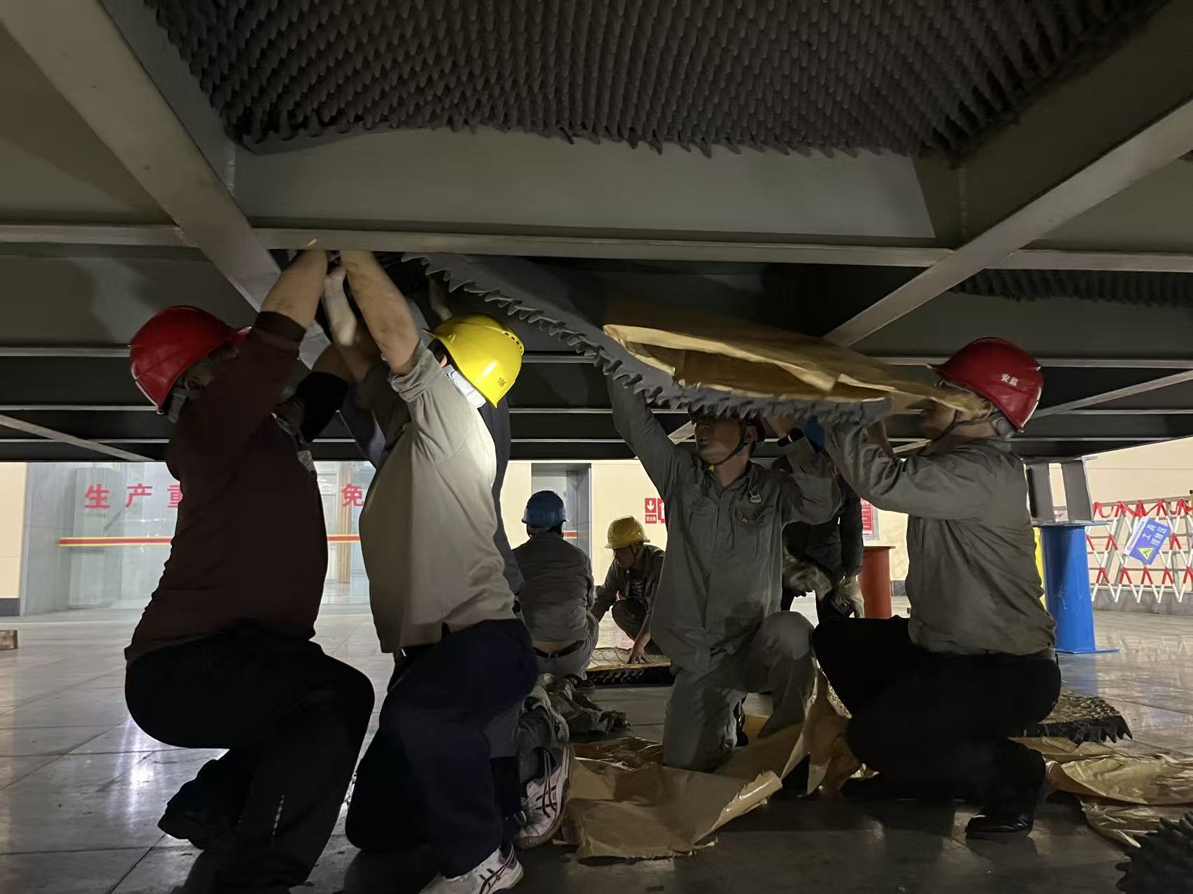 鋪設廠房隔音棉現場.jpg 鋪設廠房隔音棉現場.jpg